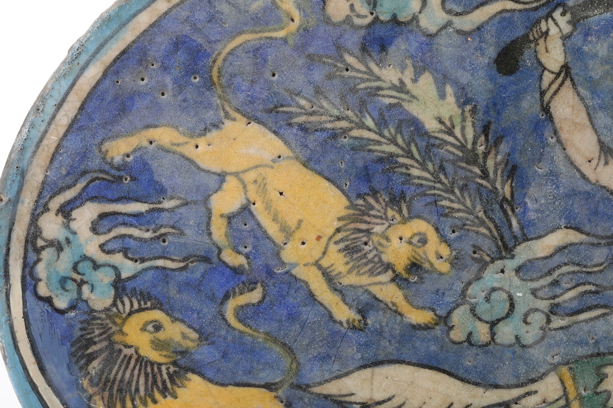 Targa decorativa persiana del XIX secolo, raffigurante la caccia al leone in ceramica silicea