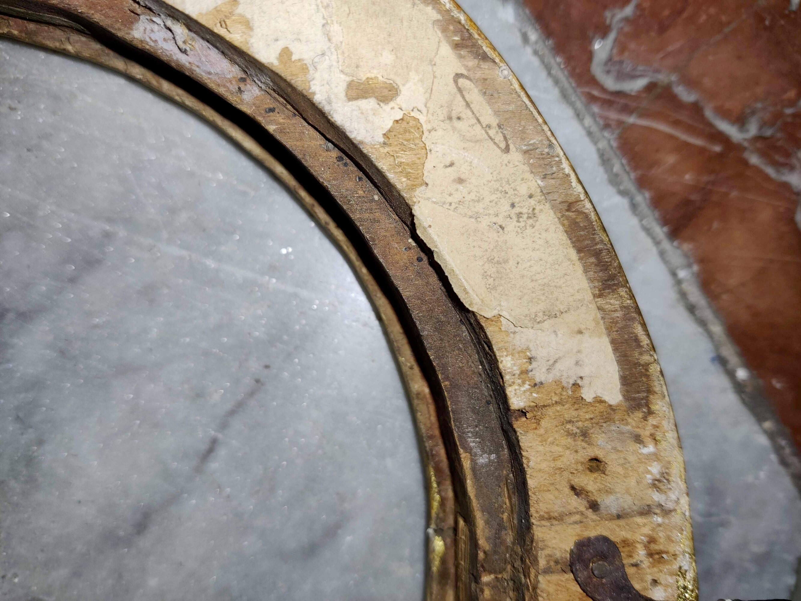 Coppia di Cornici Ovali in Legno Laccato e Dorato. Italia Centrale, XVIII Secolo