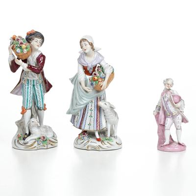Coppia di Figurine Raffiguranti Pastorelli. Germania, Manifattura di Sitzendorf, XX Secolo.