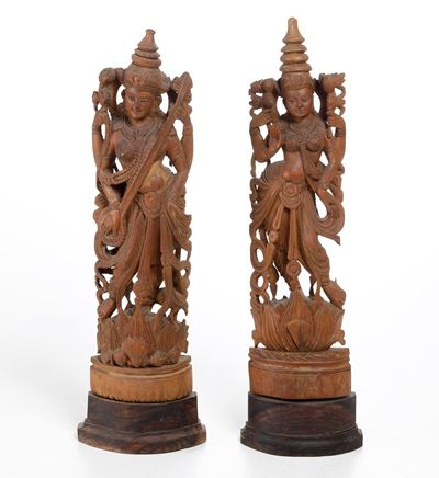 Arte orientale, pannello e coppia di sculture lignee intagliate con divinità, India, XX secolo