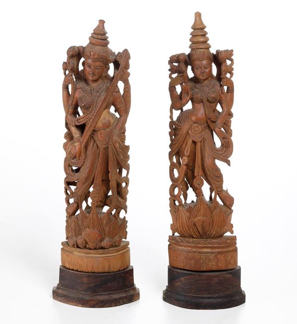 Lotto composto da pannello e coppia di sculture lignee intagliate con divinità, India, XX secolo