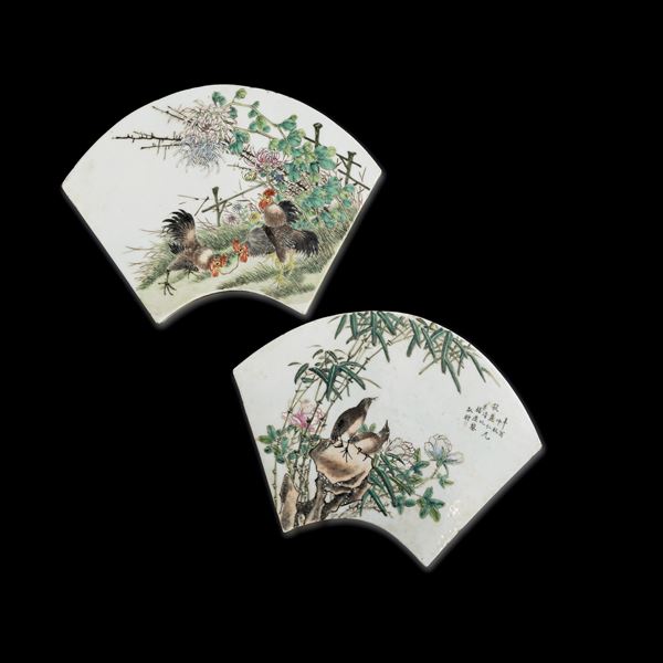 Coppia di placche di forma rettangolare in porcellana a decoro faunistico con iscrizioni, Cina, Repubblica, XX secolo