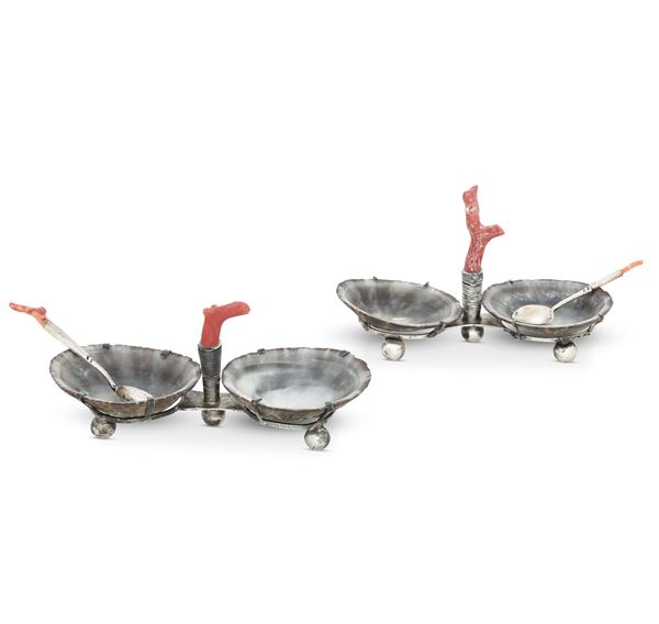 Coppia di saliere in argento, corallo e conchiglie. Argenteria artistica italiana, inizi del XX secolo