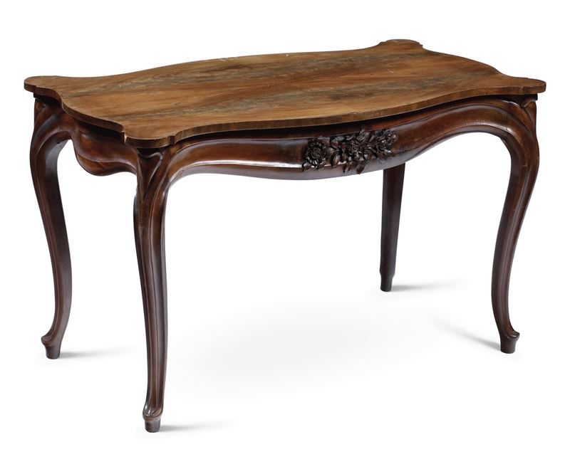 Tavolino sagomato in noce intagliato. XX secolo  - Auction Antique - Cambi Casa d'Aste