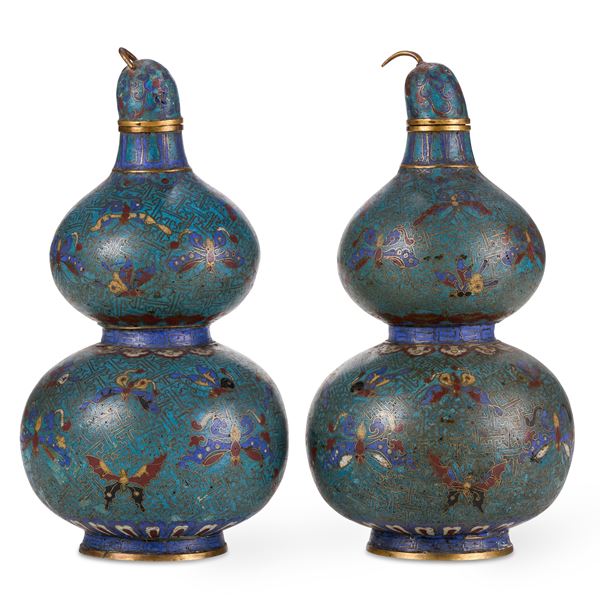Coppia di vasi a doppia zucca cloisonnè a decoro floreale, Cina, Dinastia Qing, epoca Qianlong (1736-1796)