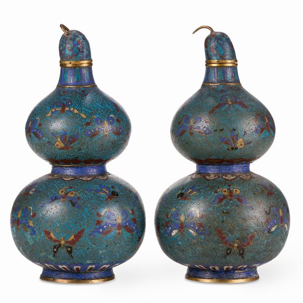 Coppia di vasi a doppia zucca cloisonnè a decoro floreale, Cina, Dinastia Qing, epoca Qianlong (1736-1796)