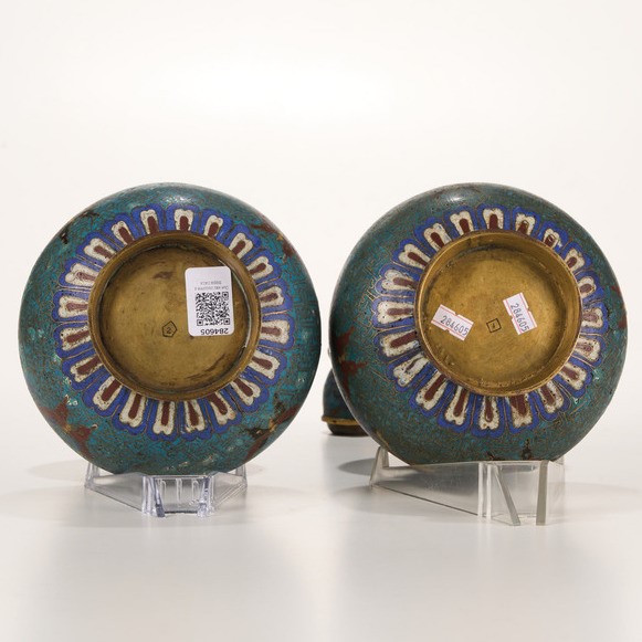 Coppia di Vasi a Doppia Zucca Cloisonnè a Decoro Floreale, Cina, Dinastia Qing, Epoca Qianlong (1...