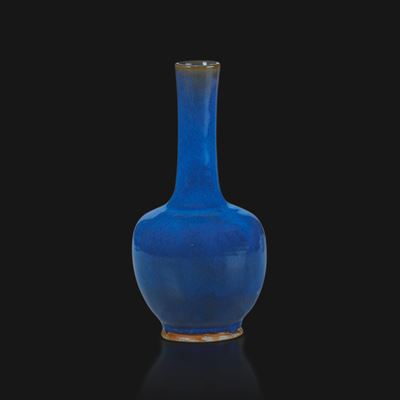 Cina, Vaso a bottiglia in porcellana monocroma blu, Dinastia Qing, XIX secolo