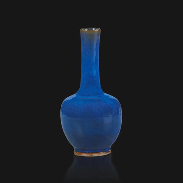 Vaso a bottiglia in porcellana monocroma blu, Cina, Dinastia Qing, XIX secolo