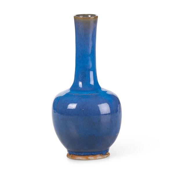 Vaso a bottiglia in porcellana monocroma blu, XIX secolo