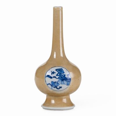 Vaso a Bottiglia Caffe Au Lait con Inserzione Blu ai Lati, Cina, Dinastia Qing, Epoca Kangxi (166...