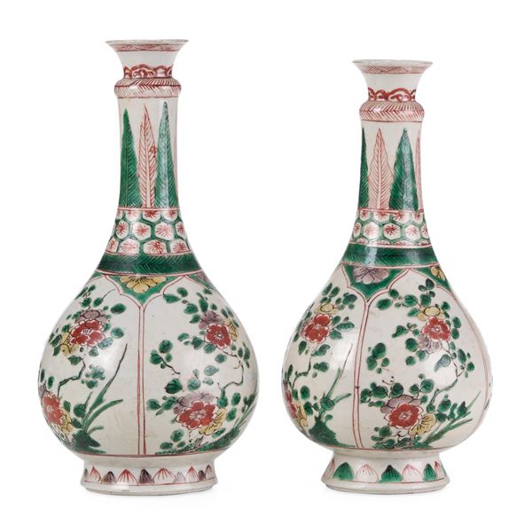 Due vasi a bottiglia in porcellana Famiglia Verde, Cina, Dinastia Qing, epoca Kangxi (1662-1722)