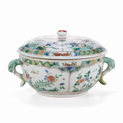 Tazza da Puerpera in Porcellana Decoro Floreale, Famiglia Verde, Cina, Dinastia Qing, Epoca Kangx...