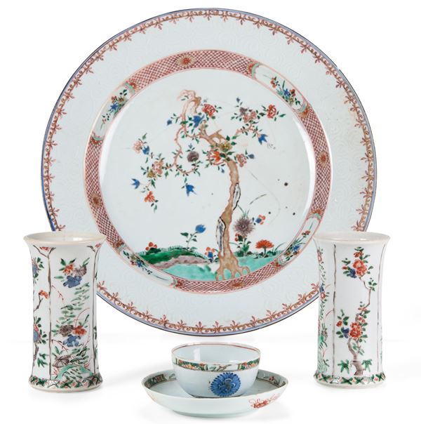 Grande piatto, due vasetti e una tazza con piattino Cina, Dinastia Qing, tra il XVII e il XVIII secolo