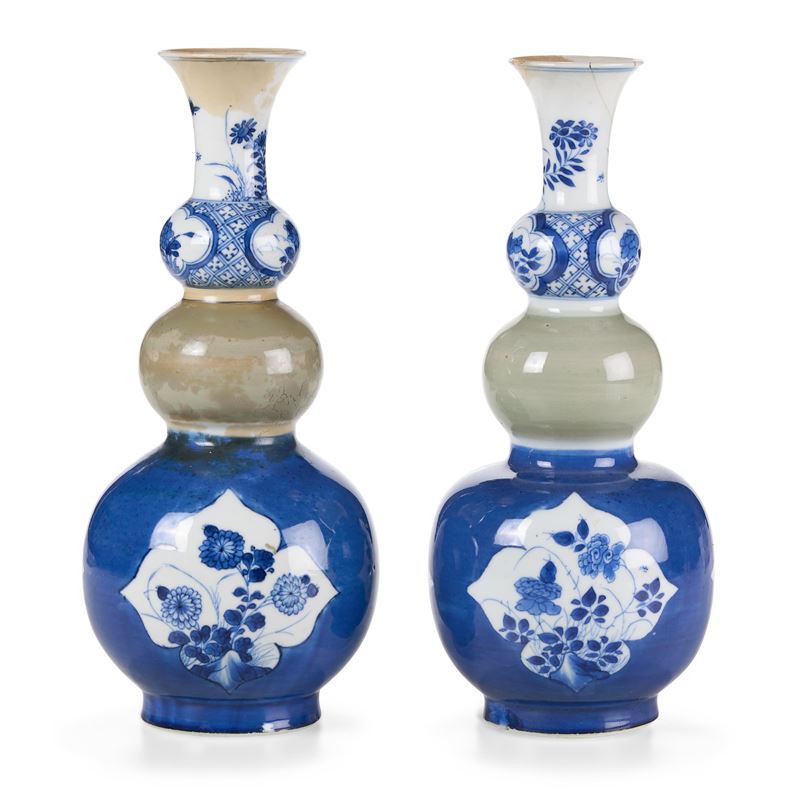 Coppia di vasi a tripla zucca, Cina, Dinastia Qing, epoca Kangxi (1662-1722)  - Asta Dimore Italiane - Cambi Casa d'Aste