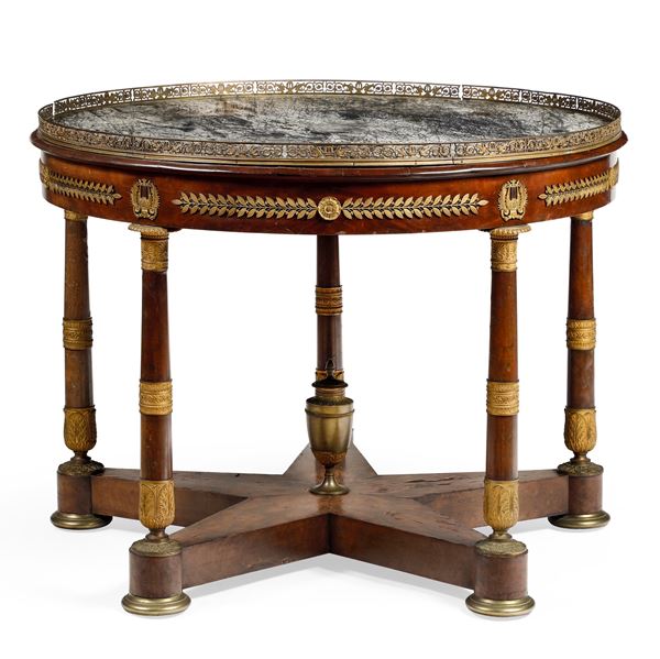 Tavolo da centro Impero in legno lastronato. XIX secolo