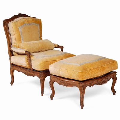 Poltrona con Pouf in Legno Intagliato