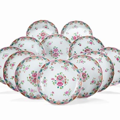 Dodici Piatti in Porcellana Famiglia Rosa con Decoro Floreale Compagnia delle Indie, Cina, Dinast...