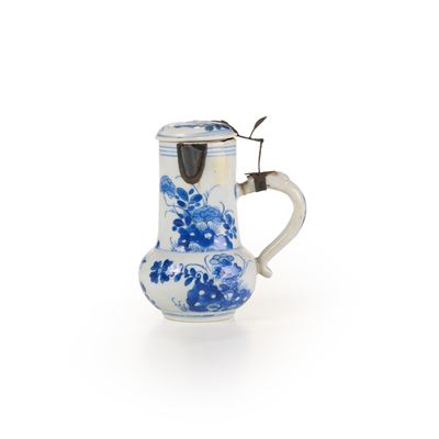 Cina (Dinastia Qing, epoca Kangxi), Caffettiera in porcellana bianca e blu con montature in argen...