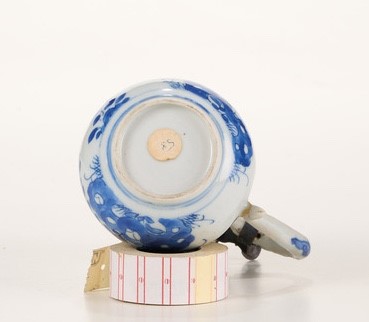 Cina, Dinastia Qing, Caffettiera in porcellana bianca e blu con montature in argento, epoca Kangx...
