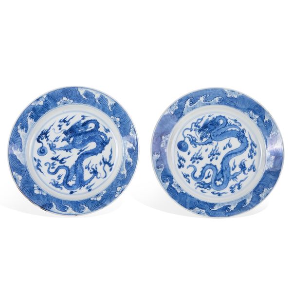 Coppia di piatti con dragone in porcellana bianca e blu, Cina, Dinastia Qing, epoca Kangxi (1662-1722)