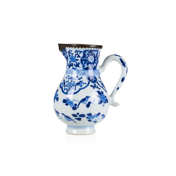 Caffettiera con decori floreali in porcellana bianca e blu, Cina, Dinastia Qing, epoca Kangxi (1662-1722)