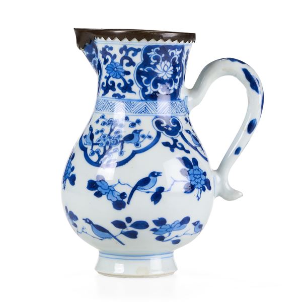 Caffettiera con decori floreali in porcellana bianca e blu, Cina, Dinastia Qing, epoca Kangxi (1662-1722)