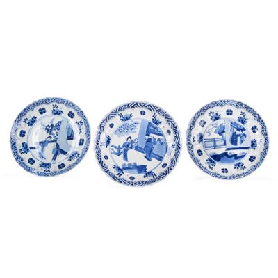 Cina, Tre piatti in porcellana bianca e blu con scene di vita comune, Dinastia Qing, epoca Kangxi...