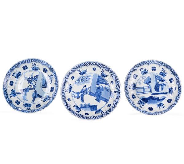 Tre piatti con scene di vita comune in porcellana bianca e blu, Cina, Dinastia Qing, epoca Kangxi (1662-1722)