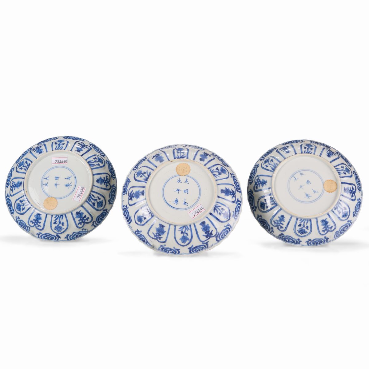 Cina, Tre piatti in porcellana bianca e blu con scene di vita comune, Dinastia Qing, epoca Kangxi...