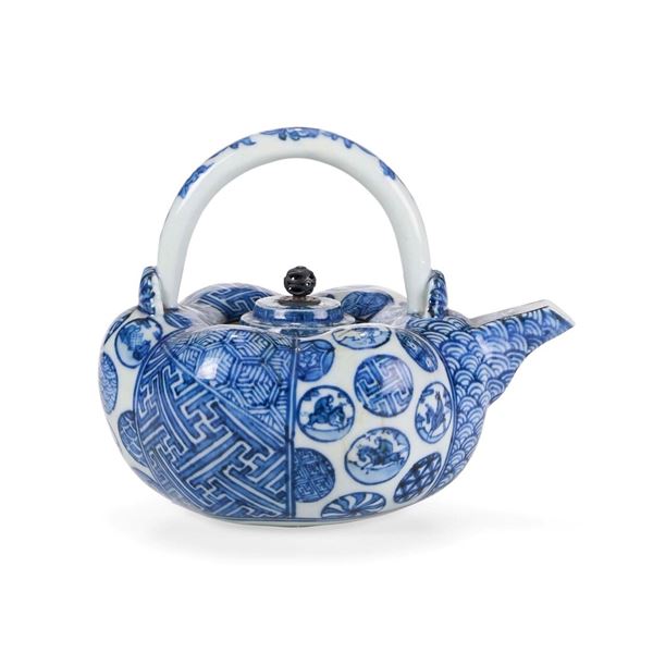 Teiera bianca e blu a riserve circolari e decoro geometrico in porcellana, Giappone, Arita XIX secolo