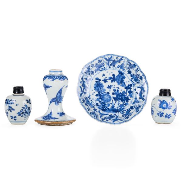 Piatto e tre piccole potiche in porcellana bianca e blu, Cina, Dinastia Qing, Cina, Dinastia Qing, epoca Kangxi (1662-1722)