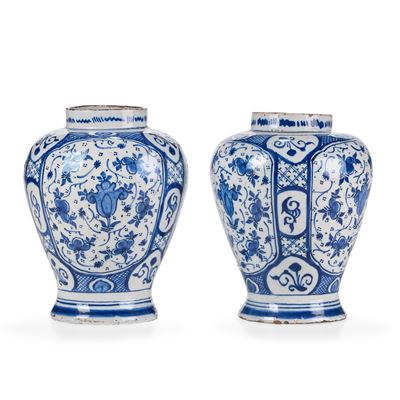 Coppia di Piccole Potiches.olanda, Manifattura di Delft, XVIII Secolo.