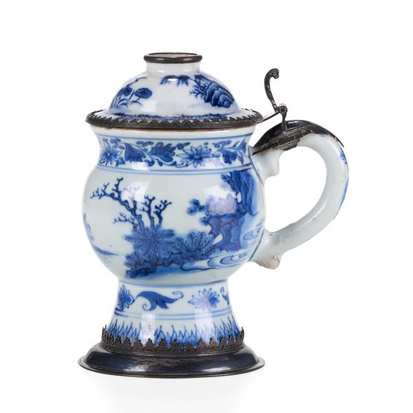 Brocca con coperchio in porcellana bianca e blu e montatura in argento, Cina, Dinastia Qing, epoca Shunzhi (1644-1661)  