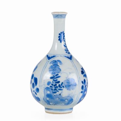 Vaso a Bottiglia con Decori Floreali in Porcellana Bianca e Blu, Cina, Dinastia Qing, Epoca Kangx...