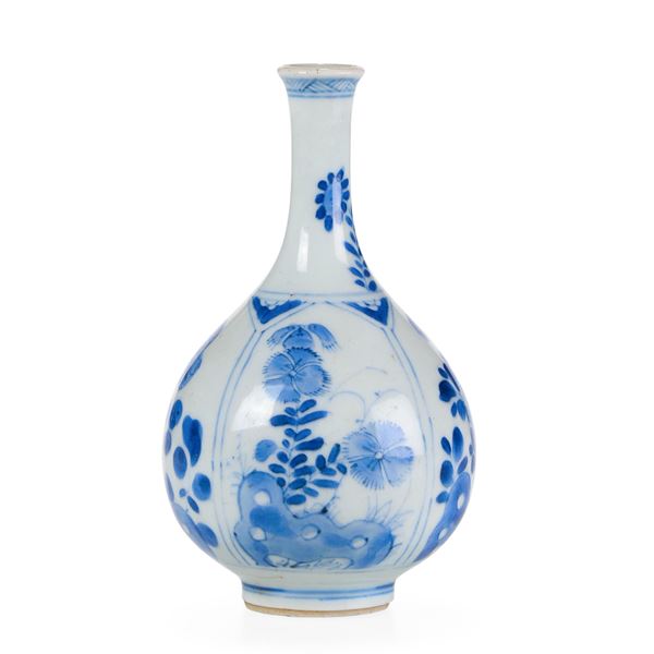 Vaso a bottiglia con decori floreali in porcellana bianca e blu, Cina, Dinastia Qing, epoca Kangxi (1662-1722)  
