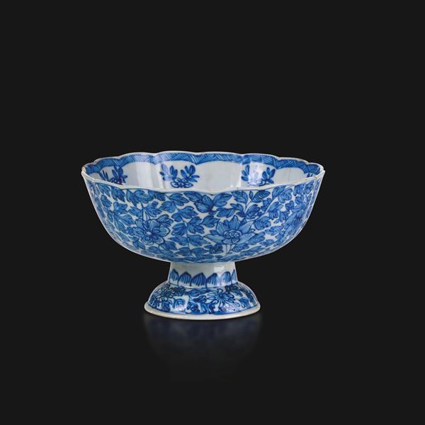 Blue and white porcelain stand with floral decoration, China, Qing Dynasty, Kangxi period (1662–1722).