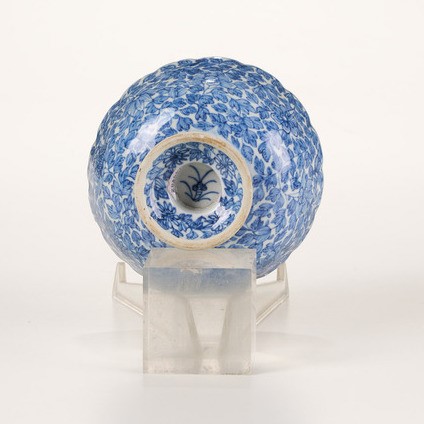 Alzatina, porcellana bianca e blu, decori floreali, Cina, Dinastia Qing (Kangxi)