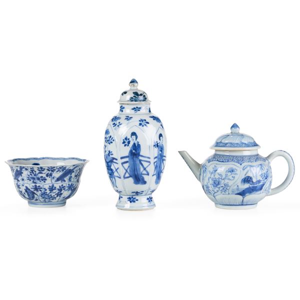 Teiera, ciotola e vasetto decorati in porcellana bianca e blu, Cina, Dinastia Qing, epoca Kangxi (1662-1722)