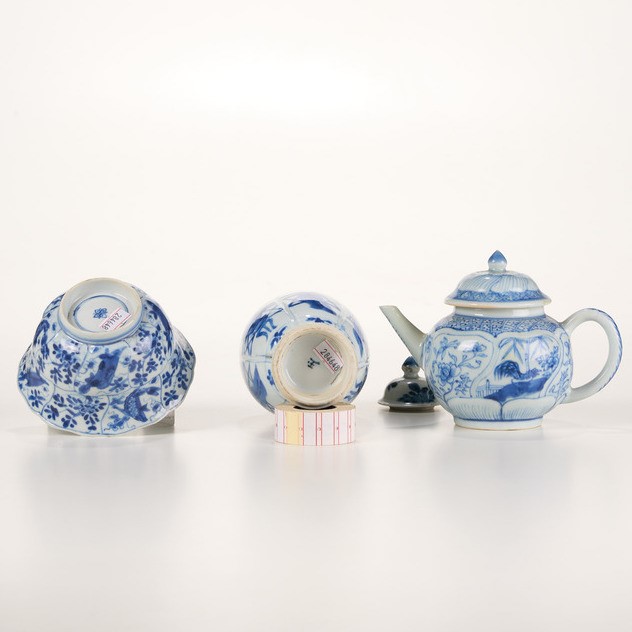 Teiera, Ciotola e Vasetto Decorati in Porcellana Bianca e Blu, Cina, Dinastia Qing, Epoca Kangxi ...