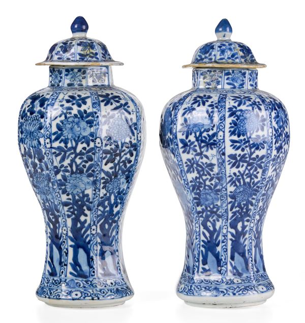 Coppia di potiches  a sezione esagonale e decori floreali in porcellana bianca e blu, Cina, Dinastia Qing, epoca Kangxi (1662-1722)