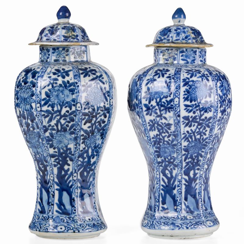 Coppia di potiches  a sezione esagonale e decori floreali in porcellana bianca e blu, Cina, Dinastia Qing, epoca Kangxi (1662-1722)  - Asta Dimore Italiane - Cambi Casa d'Aste