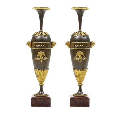 Coppia di Vasi Ad Anfora in Bronzo Fuso e Dorato, XIX Secolo