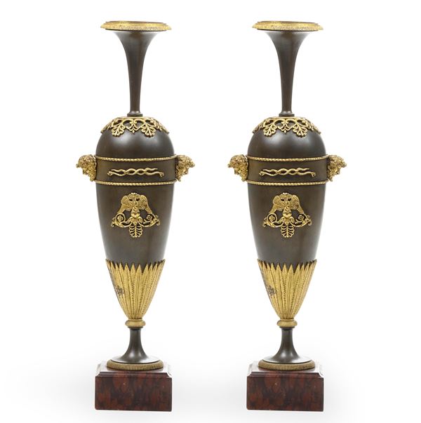 Coppia di vasi ad anfora in bronzo fuso e dorato, XIX secolo