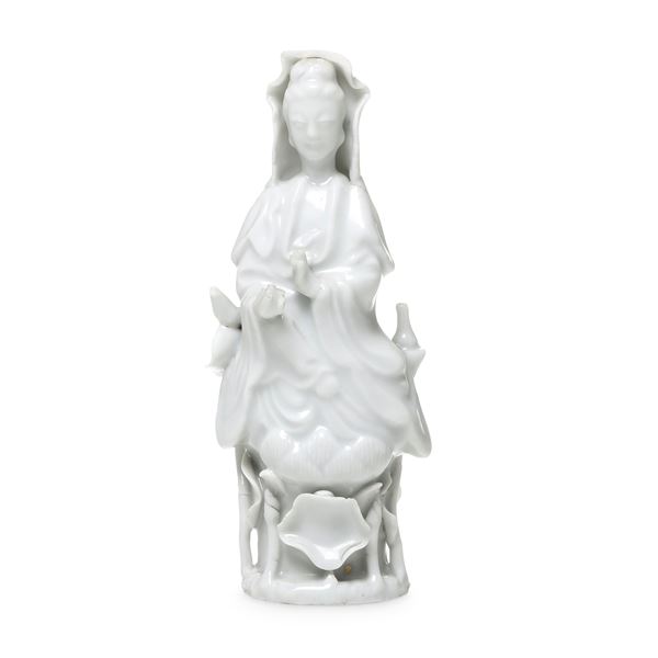 Figura di Guanyin seduta in porcellana Blanc de Chine, Cina, XIX secolo