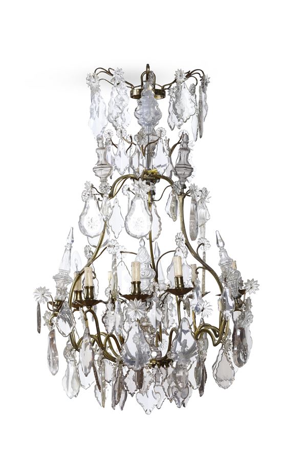 Lampadario a otto luci in metallo e cristalli. XIX-XX secolo