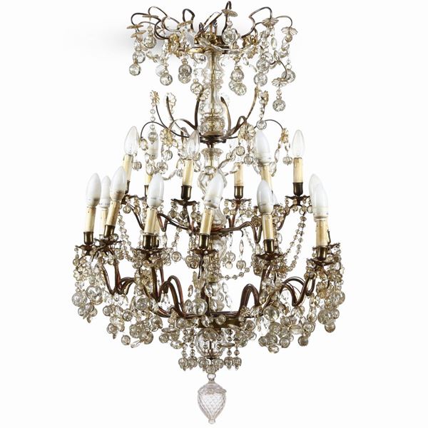 Lampadario in metallo e cristalli. XIX-XX secolo