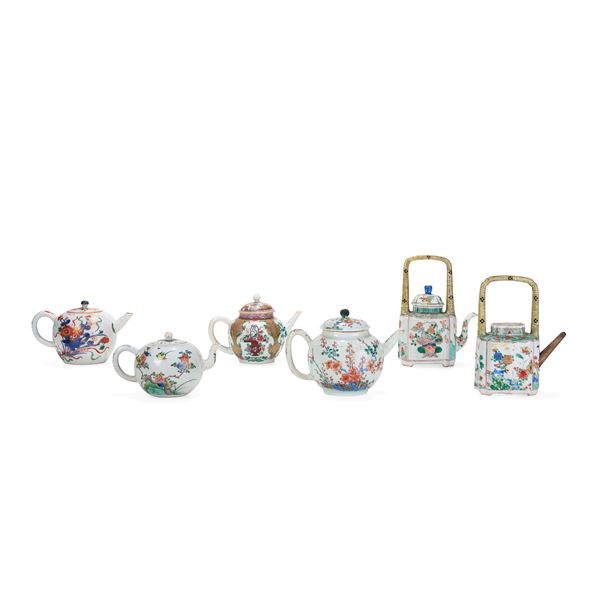 Sei teiere diverse in porcellana a soggetto naturalistico, Cina, Dinastia Qing, epoca Kangxi (1662-1722) e epoca Yongzheng (1723-1735) 