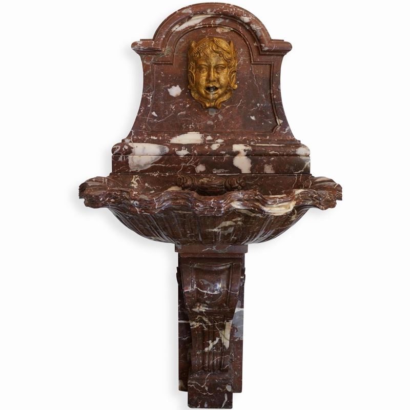 Fontana in marmo rosso con mascherone dorato. Manifattura italiana del XX secolo  - Asta Dimore Italiane - Cambi Casa d'Aste