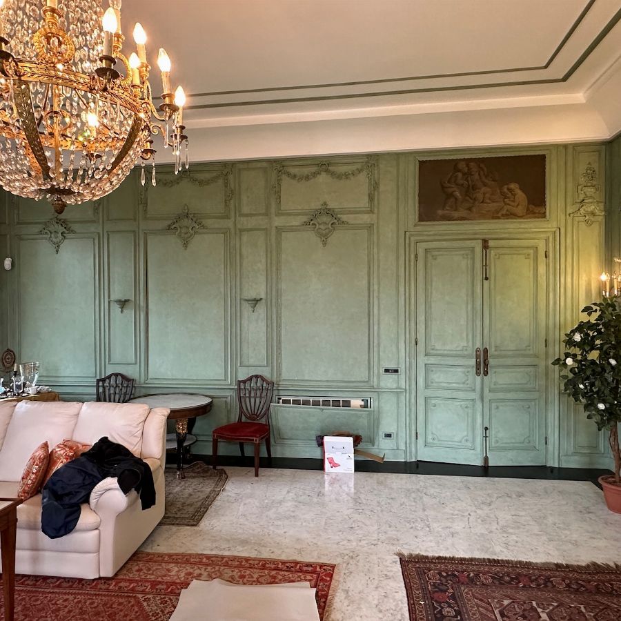 Grande Boiserie in Legno Laccato nei Toni del Verde Azzurro, Elementi del XVIII Secolo ed Integra...